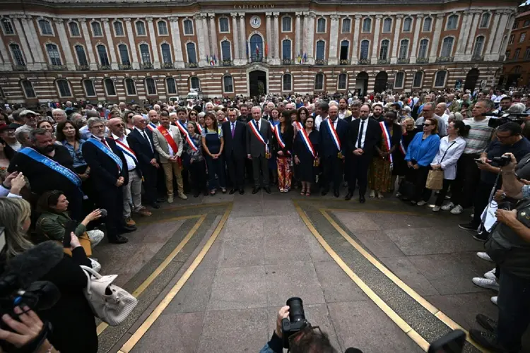 O prefeito de Toulouse, Jean-Luc Moudenc (C), durante manifestação diante da sede do governo municipal

 (AFP/AFP)