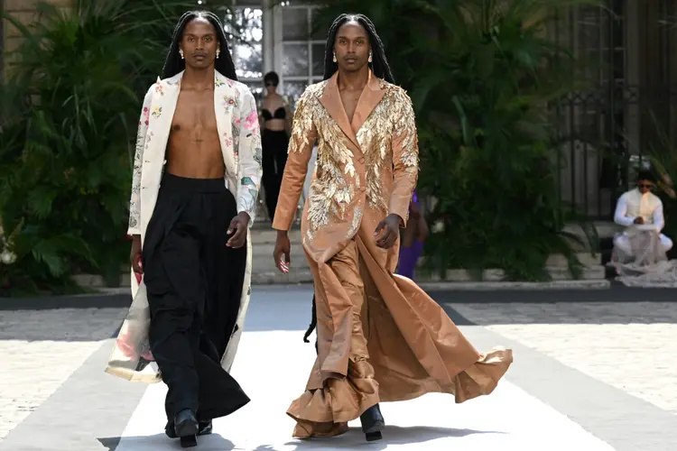 Desfile de alta-costura de Rahul Mishra em Paris (AFP/AFP)