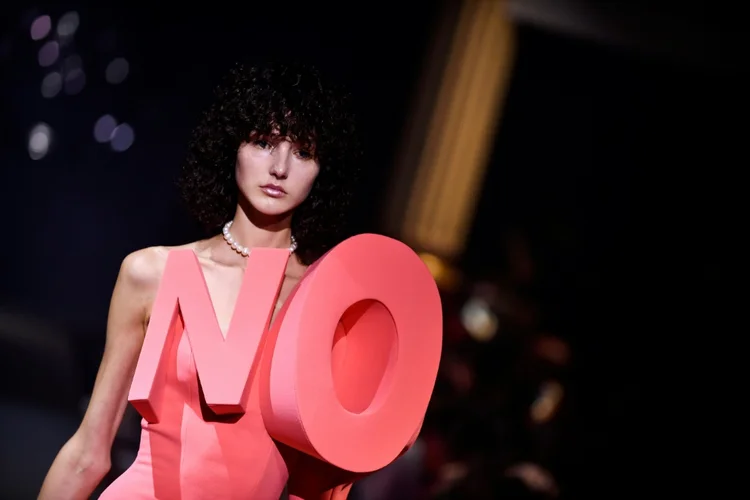 Desfile de alta-costura de Viktor&Rolf na Semana da Moda de Paris. (AFP/AFP)