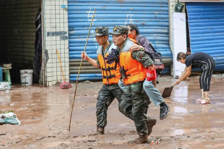 China: Na terça-feira, os serviços de meteorologia alertaram para o risco de desastres naturais em julho (AFP/AFP)