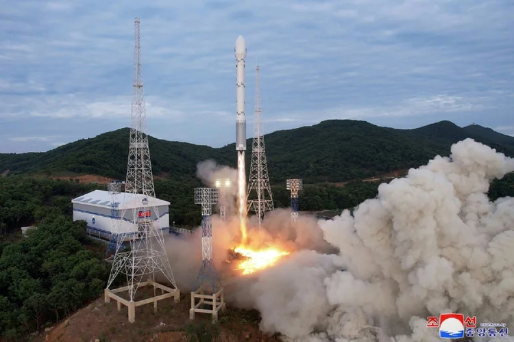 Decolagem do foguete que transportava o primeiro satélite de reconhecimento militar da Coreia do Norte, que explodiu minutos depois do lançamento

 (AFP/AFP)