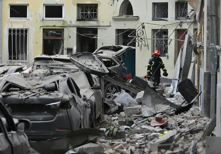 Edifício residencial foi atingido por bombardeio russo na cidade ucraniana de Lviv

 (AFP/AFP)