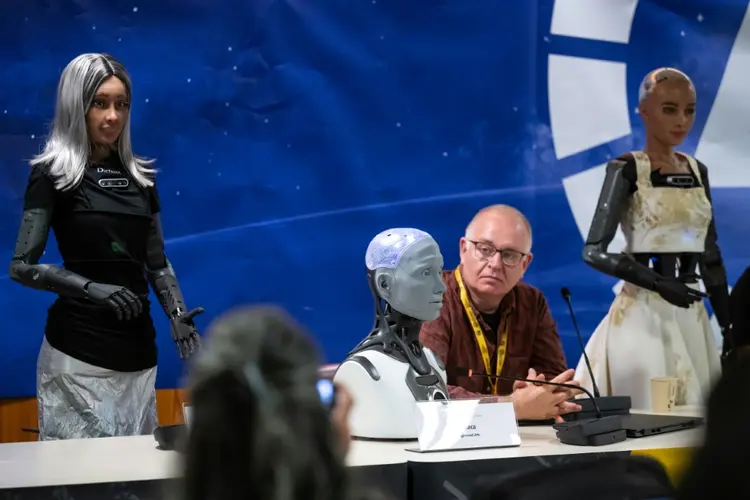 Painel de robôs humanoides habilitados por IA como parte da União Internacional de Telecomunicações (UIT) na Cúpula Mundial de IA para o Bem em Gnebra, em 7 de julho de 2023 (Robin MILLARD/AFP)