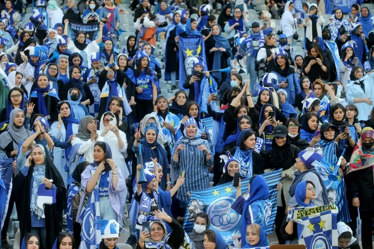Mulheres assistem em Teerã a partida do Campeonato Iraniano. (AFP/AFP)