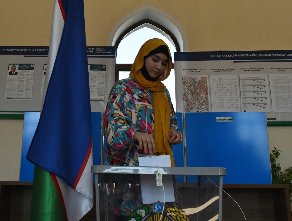 Uzbequistão vota em eleições presidenciais para fortalecer atual presidente