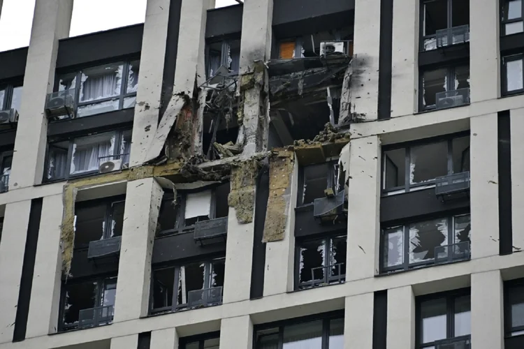 Prédio residencial atingido por destroços de drone russo derrubado em Kiev

 (AFP/AFP)