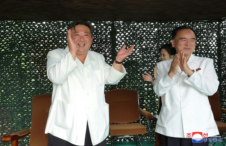 Foto divulgada pela agência KCNA mostra o líder norte-coreano Kim Jong Un (E) aplaudindo o teste de um míssil balístico intercontinental em 12 de julho de 2023 (AFP/AFP Photo)
