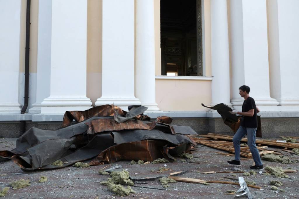 Ataques russos em Odessa: um homem morre em infraestrutura portuária danificada por mísseis e drones