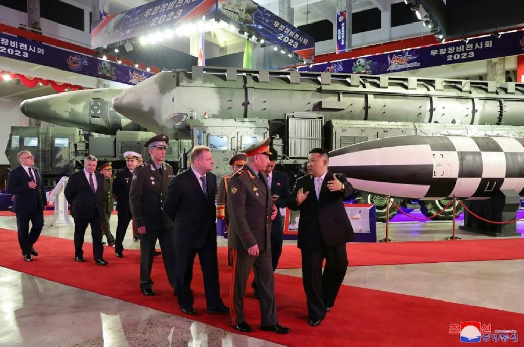 Líder norte-coreano Kim Jong Un exibe arsenal militar avançado para ministro da Defesa da Rússia