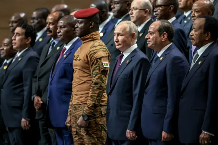 O presidente russo, Vladimir Putin, cercado por líderes africanos na cúpula Rússia-África em São Petersburgo em 28 de julho de 2023

 (AFP/AFP)