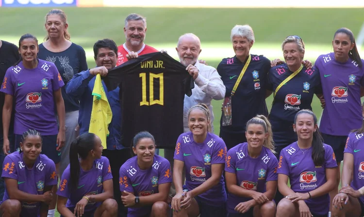 Presidente esteve no treino da seleção brasileira feminina  (Valter Campanato/Agência Brasil)