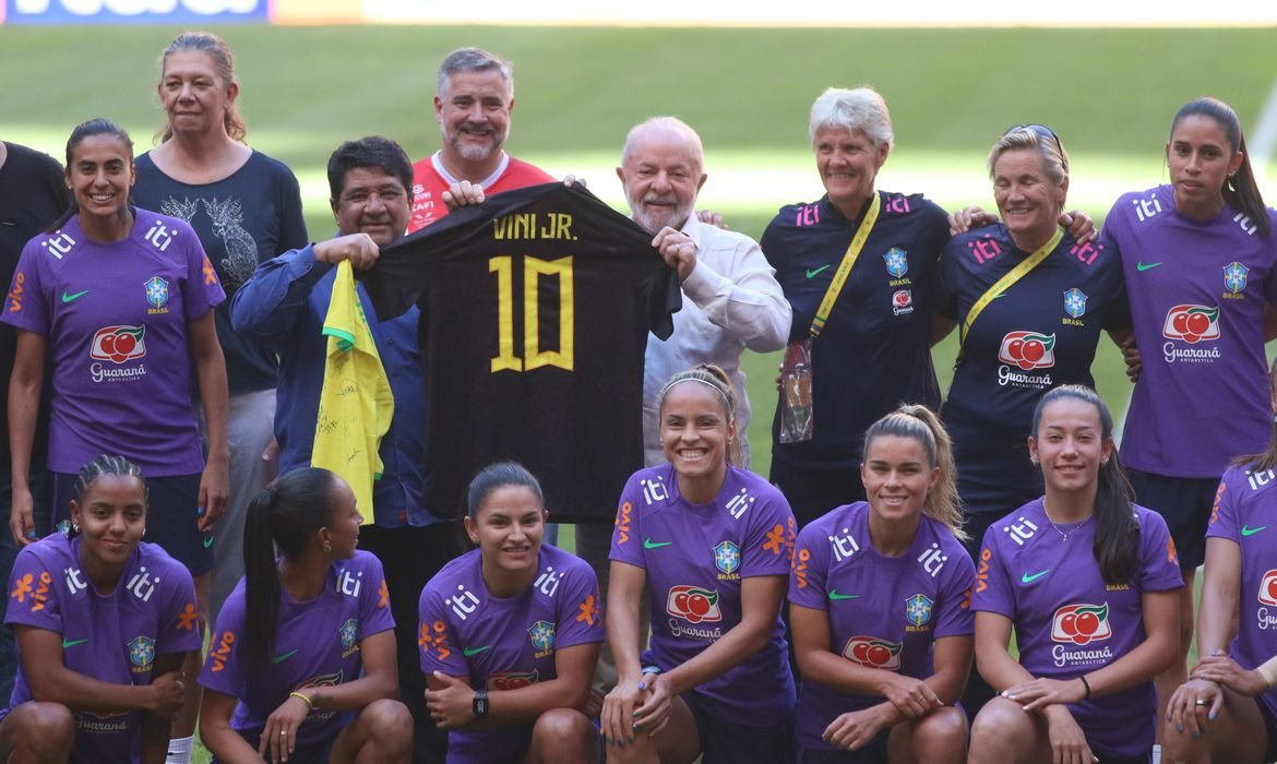 À seleção, Lula diz que sonha com estádios cheios em jogos femininos