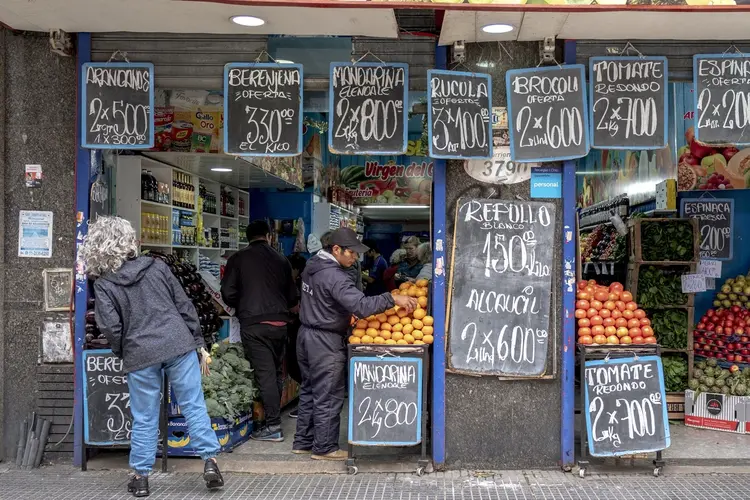 Argentina: se este ritmo de alta de preços se mantivesse por 12 meses consecutivos, a taxa anual saltaria para cerca de 235% (Erica Canepa/Bloomberg)