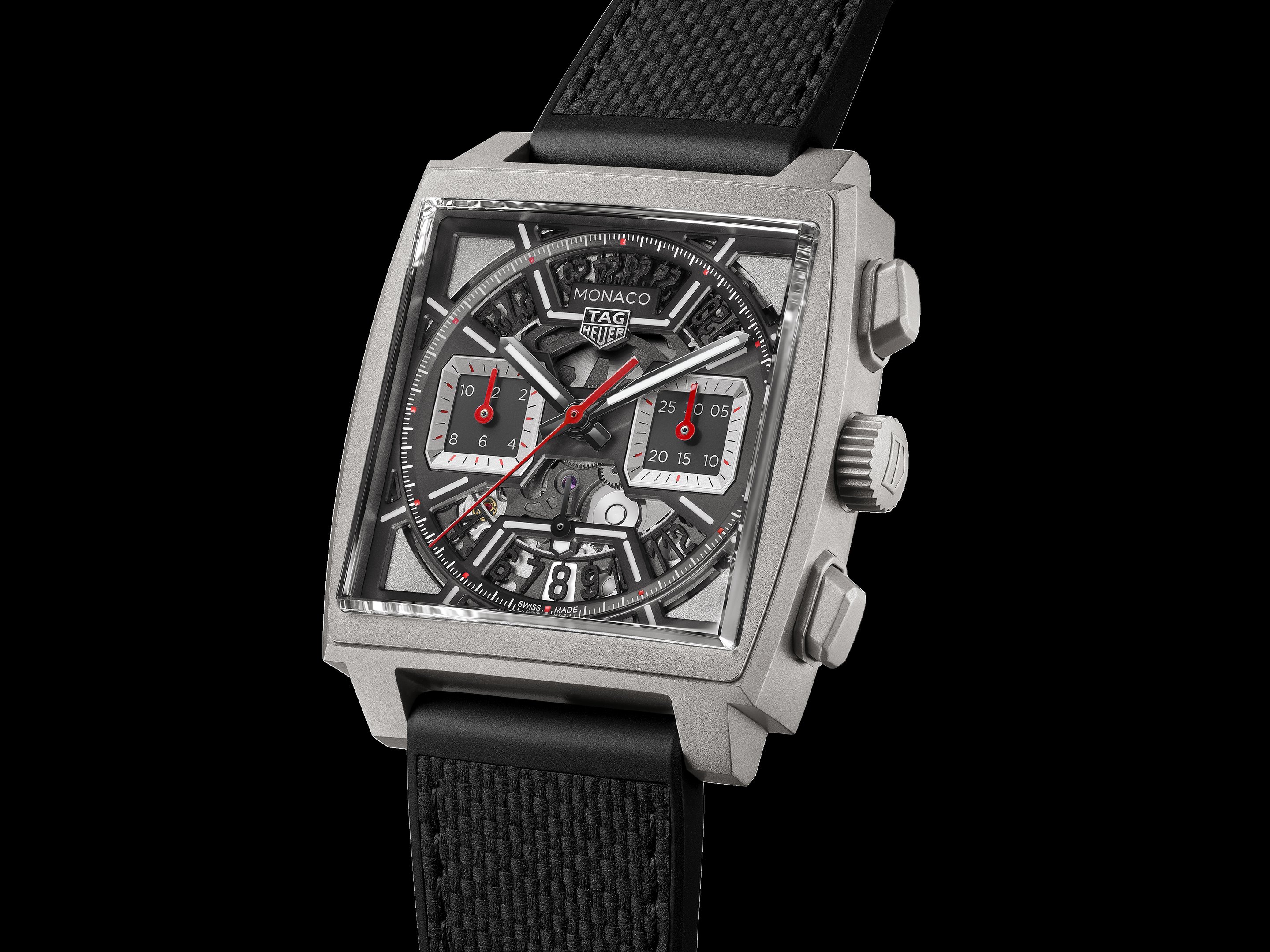 Cronógrafo TH Monaco. Instantaneamente reconhecível por seu design icônico em formato quadrado, este TAG Heuer Monaco presta uma ousada homenagem ao seu DNA de corrida. O mostrador esqueletizado, equipado pela primeira vez com o movimento Heuer 02 manufaturados internamente, exibe orgulhosamente sua força de caráter. R$ 75.000.