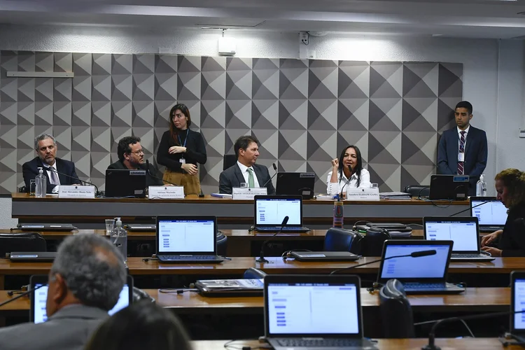  CPMI do 8 de Janeiro
Mesa:
advogado do depoente, José Alexandre Buaiz Neto;
repórter fotográfico da Agência Reuters, Adriano Machado;
presidente da CPMI do 8 de Janeiro, deputado Arthur Maia (União-BA);
relatora da CPMI do 8 de Janeiro, senadora Eliziane Gama (PSD-MA).
Bancada:
deputada Jandira Feghali (PCdoB-RJ).

Foto: Roque de Sá/Agência Senado (Roque de Sá/Agência Senado/Flickr)