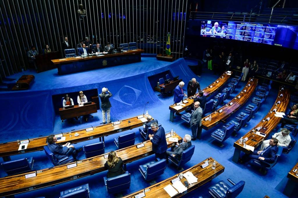Ausência de senadores adia discussão sobre PEC que impede militares da ativa de disputar eleições