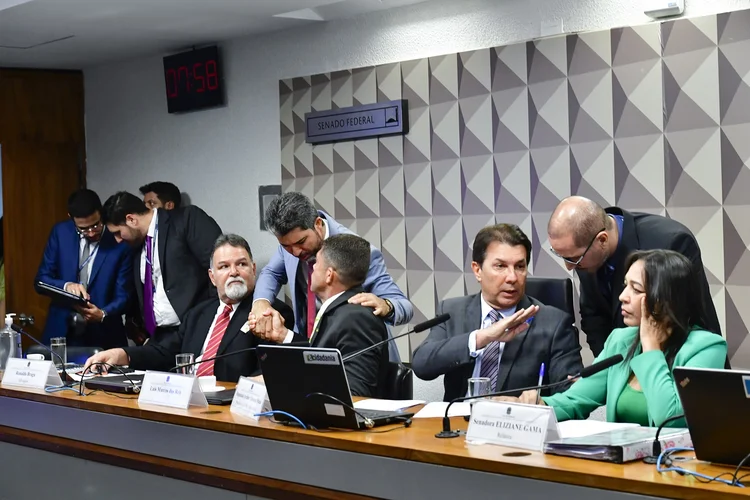 Comissão Parlamentar Mista de Inquérito dos Atos de 8 de Janeiro de 2023 (CPMI - 8 de Janeiro) realiza reunião para ouvir o sargento do Exército que integrava a equipe da Ajudância de Ordens do ex-presidente da República. 

Mesa: 
advogado do depoente, Ronaldo Braga; 
senador Marcos Rogério (PL-RO); 
sargento do Exército, Luis Marcos dos Reis; 
presidente da CPMI do 8 de Janeiro, deputado Arthur Oliveira Maia (União-BA); 
relatora da CPMI do 8 de Janeiro, senadora Eliziane Gama (PSD-MA). 

Foto: Waldemir Barreto/Agência Senado (Waldemir Barreto/Agência Senado/Flickr)