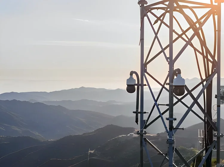 As câmeras de altíssima resolução da Pano AI, instaladas em pontos elevados, monitoram as áreas florestais 24h por dia (Pano AI/Divulgação)