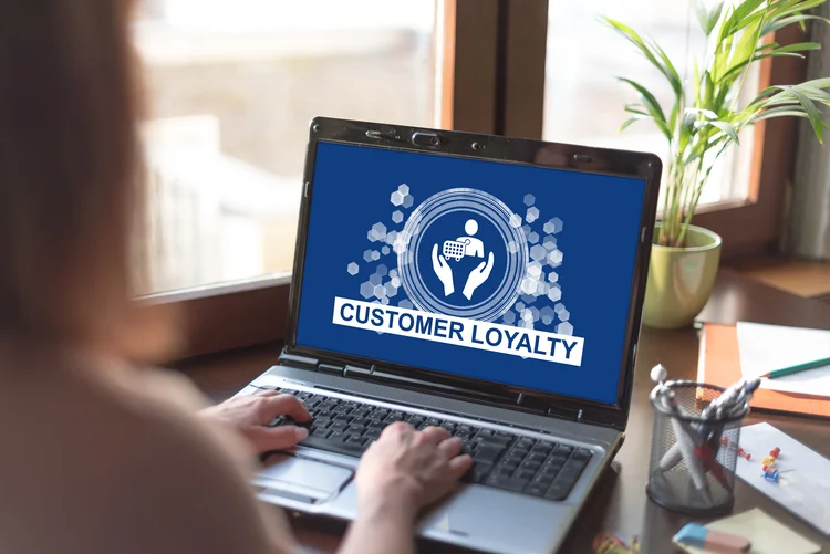 Laptop screen displaying a customer loyalty concept (Adobe Stock/Reprodução)