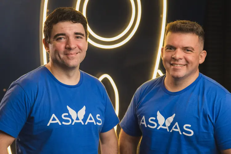 Piero e Diego Contezini, da Asaas: irmãos fundaram a fintech para resolver um problema que tinham na antiga empresa (Gus Benke/Divulgação)