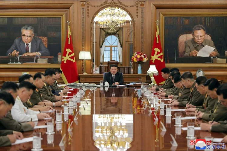 Líder da Coreia do Norte, Kim Jong Un (C), presidindo uma sessão plenária da Comissão Militar Central do Partido dos Trabalhadores da Coreia, em Pyongyang (Agence France-Presse/AFP)