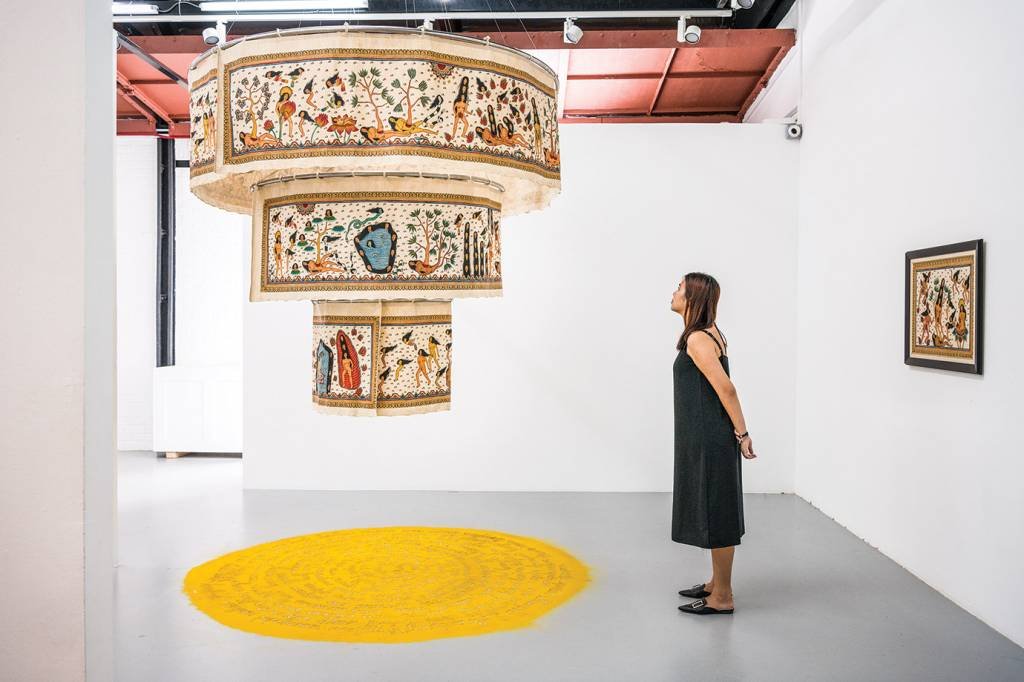 A artista Citra Sasmita, de Bali, na Bienal de São Paulo de 2020: na edição deste ano, 80% dos 121 expositores são negros, indígenas ou não brancos (Yeo Workshop/Divulgação)