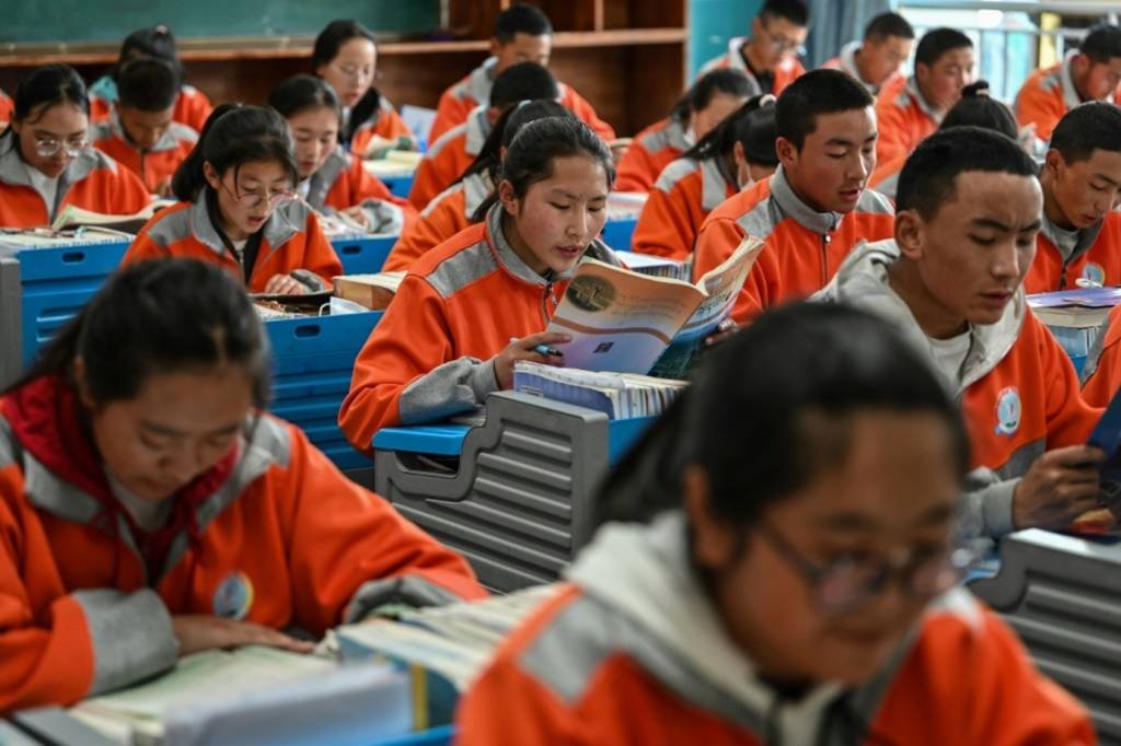 EUA aplica sanções a funcionários chineses por 'assimilação forçada' de crianças tibetanas