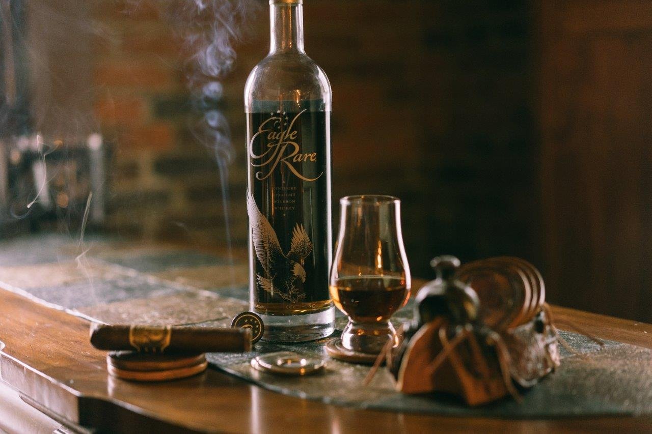 A Aurora Fine Brands traz para o mercado brasileiro o premiado Eagle Rare da Buffalo Trace Distillery. O preço sugerido da garrafa é R$ 249.