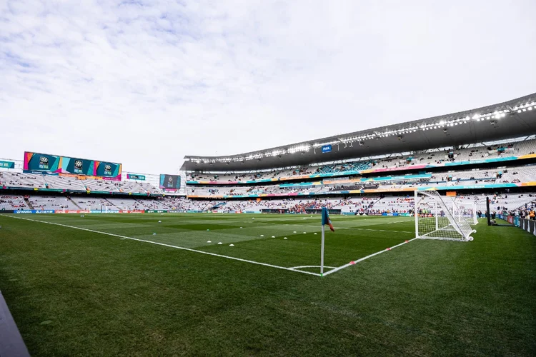 Copa Feminina: jogadoras do Japão e da Suíça se enfrentam no estádio Eden Park (Eurasia Sports Images/Getty Images)