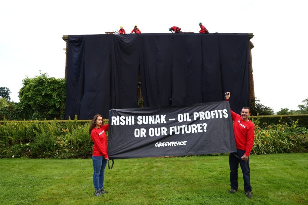Ativistas do Greenpeace invadem casa do primeiro-ministro britânico e a cobrem de preto
