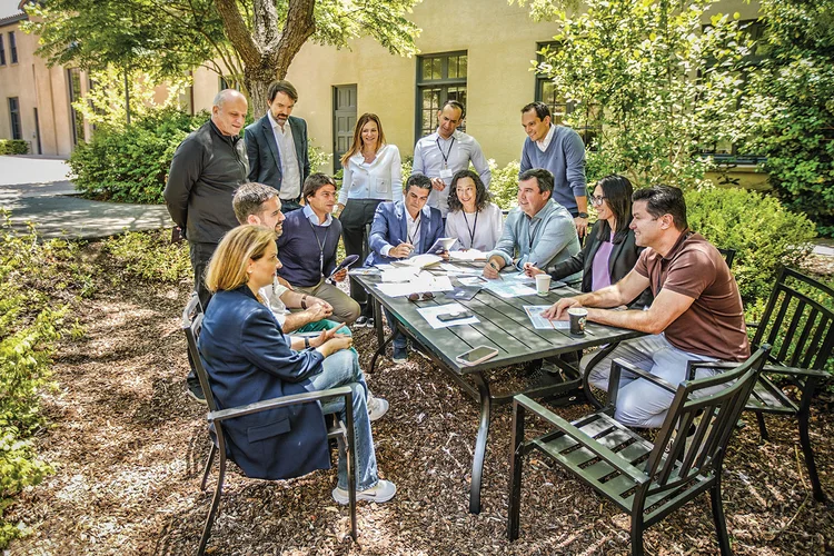 Da esquerda para a direita, sentados, Leany Lemos (secretária de Planejamento do governo federal); Eduardo Leite (governador do Rio Grande do Sul); Pedro  Paulo Carvalho Teixeira (deputado federal); Helder Barbalho (governador do Pará); Marília Melo (secretária do Meio Ambiente e Desenvolvimento Sustentável de Minas Gerais); Eduardo Riedel (governador do Mato Grosso do Sul); Natália Resende (secretária de Meio Ambiente, Infraestrutura e Logística do governo de São Paulo); e Luiz Augusto Silva (secretário de Planejamento do Paraná). Em pé, Fernando Chucre (secretário de Planejamento e Entregas Prioritárias do município de São Paulo); Fernando Schuler (pesquisador na escola de negócios Insper); Regina Esteves (diretora-presidente da Comunitas); Paulo Alexandre Barbosa (deputado federal); e Vitor Saback (secretário de Geologia, Mineração e Transformação Mineral): troca de conhecimentos sobre desafios ambientais (Bira Cosme/Divulgação)