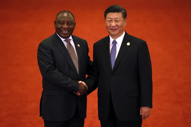 Cyril Ramaphosa, presidente da África do Sul (à esq), cumprimenta o dirigente Xi Jinping, em Pequim, em visita em 2018 (Andy Wong/Getty Images)