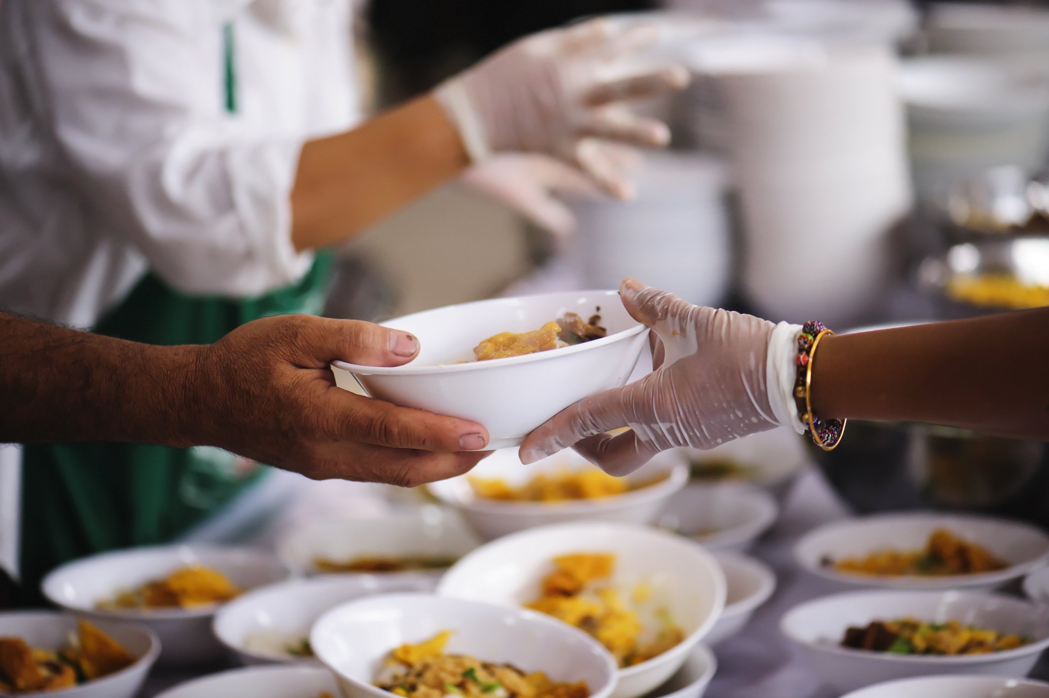 Parceria entre Ambev e Comida Invisível reduz desperdício e leva alimentos a quem mais precisa