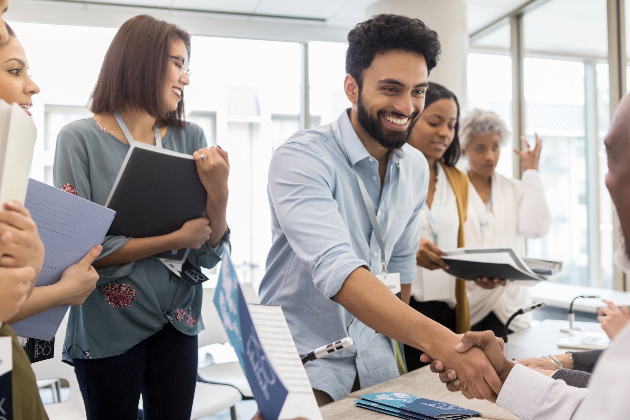 Por que mais empresas estão recorrendo a feirões para preencher vagas de estágio e trainee?