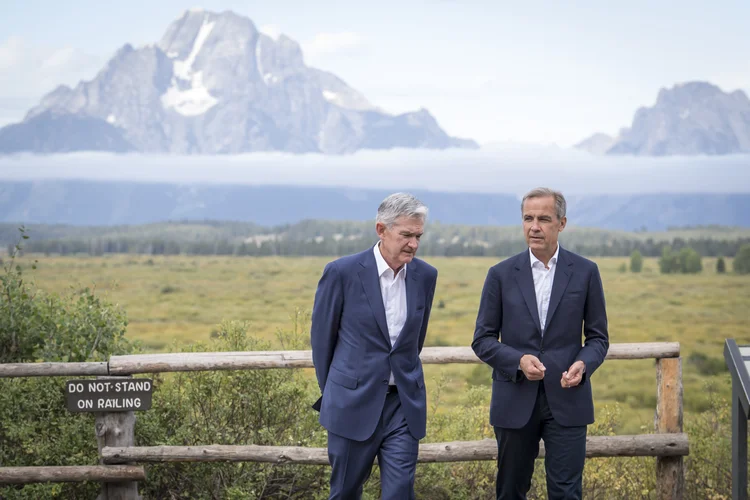 Presidente do Fed, Jerome Powell, e ex-presidente do BoE, Mark Carney, em Jackson Hole (: David Paul Morris/Bloomberg via/Getty Images)