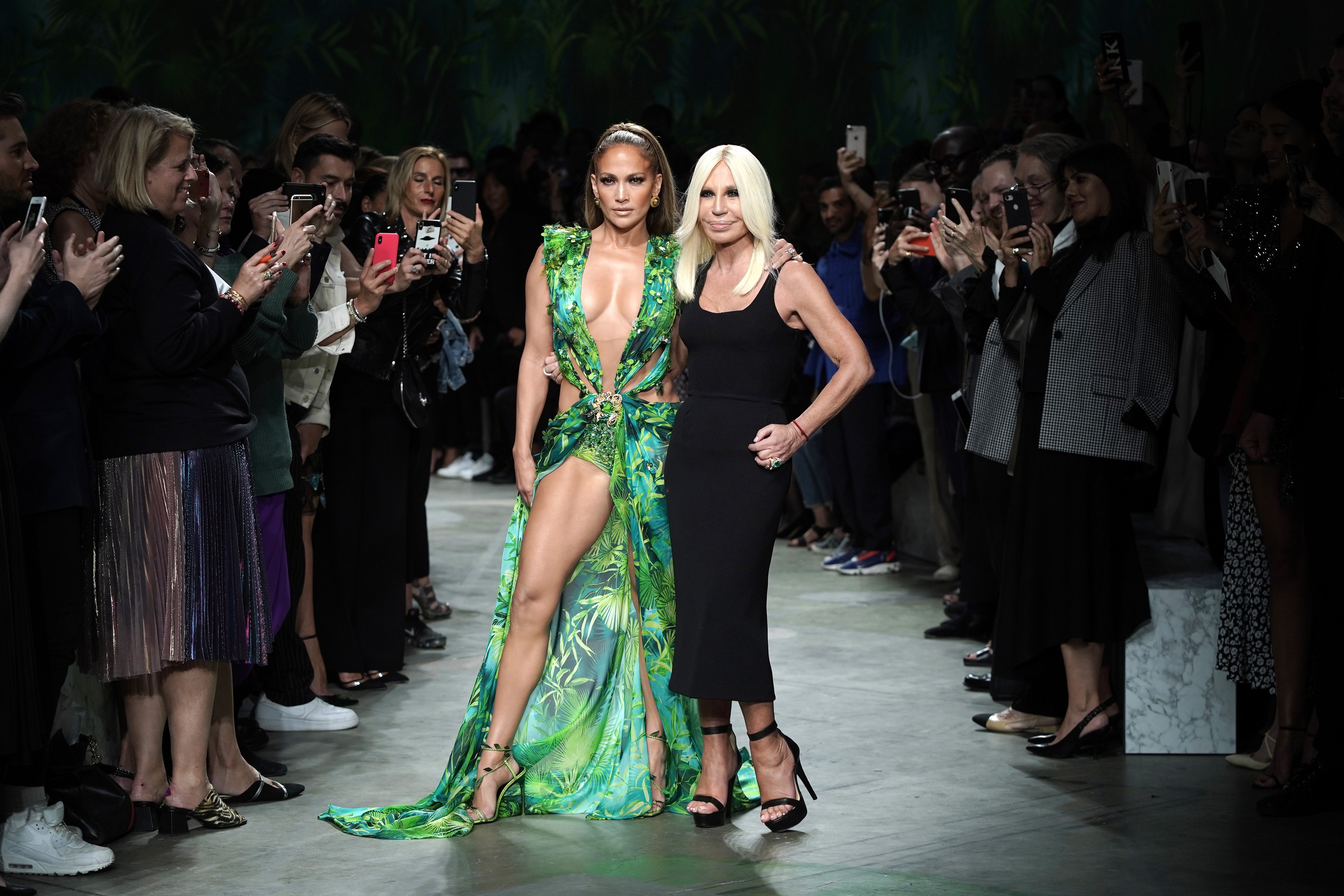 Donatella Versace deixa direção criativa da marca de luxo após 28 anos