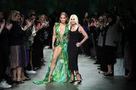 Imagem referente à notícia: Donatella Versace deixa direção criativa da marca de luxo após 28 anos