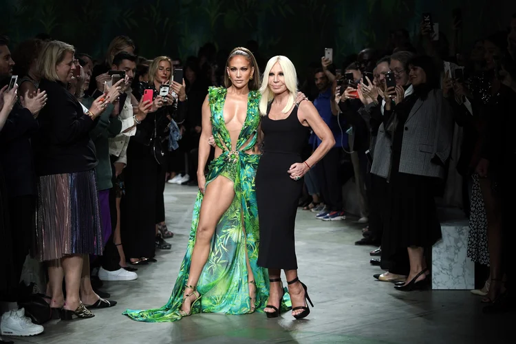 Jennifer Lopez e Donatella Versace: um dos vestidos mais icônicos da maison italiana. (Vittorio Zunino Celotto/Getty Images)