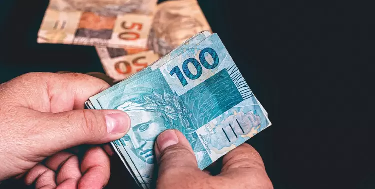 Salário mínimo: valor calculado considera a nova política permanente de valorização do salário mínimo do governo do presidente Luiz Inácio Lula da Silva (Rmcarvalho/Getty Images)