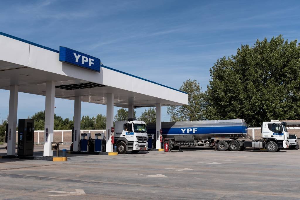 Argentina congela preços da gasolina e diesel em meio a inflação de mais de 100% e alta do câmbio