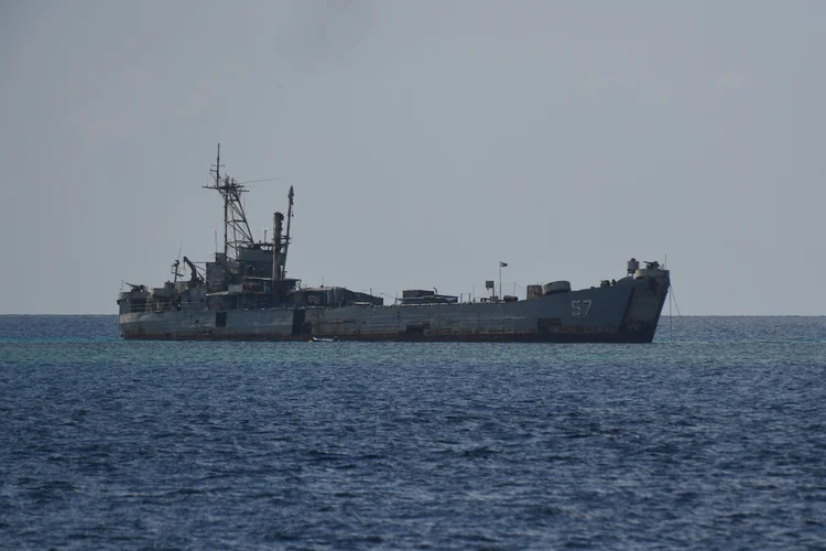 China: antigo navio foi encalhado de maneira proposital.  (TED ALJIBE/Getty Images)