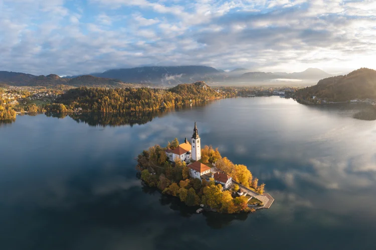 O lago Bled fica a apenas 50 km de Liubliana, sendo assim um ótimo passeio bate e volta a partir da capital. (Marco Bottigelli/Getty Images)