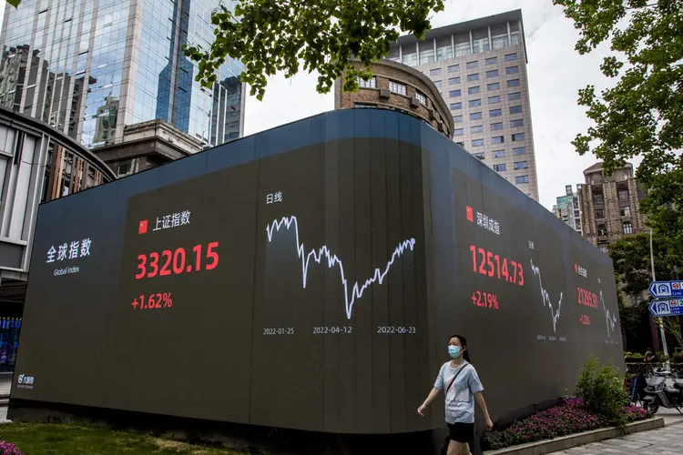 Painel em Xangai: governo chinês reduz cobrança para negociação em bolsa e valores (VCG/VCG/Getty Images)