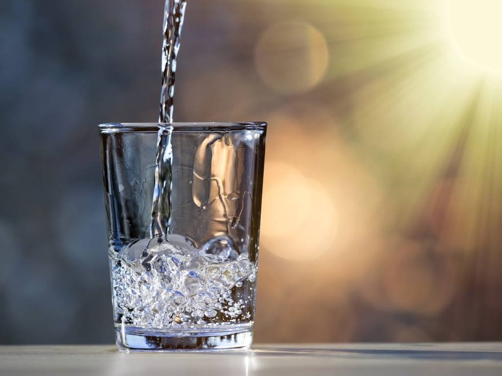 Assembleia de SP aprova lei que obriga bar e restaurante a darem água potável de graça