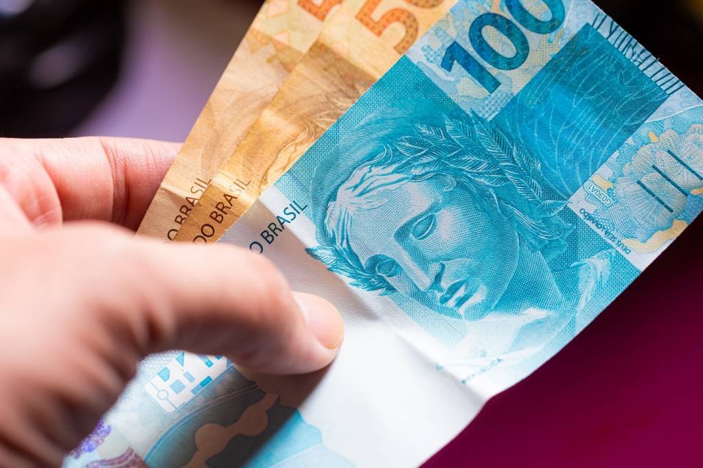 Salário mínimo em 2024: valor previsto prevê aumento de R$ 101 (Rmcarvalho/Getty Images)