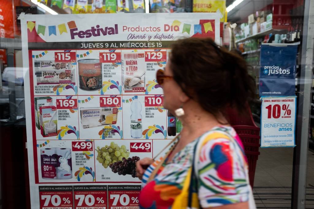 Governo da Argentina fecha acordo com supermercados para limitar aumentos de preços em 5% ao mês