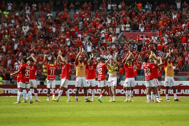 PORTO ALEGRE, BRAZIL - APRIL 23: Players of Internacional aknowledge the fans after winning a Brasileirao match between Internacional and Flamengo at Beira-Rio Stadium on April 23, 2023 in Porto Alegre, Brazil. (Photo by Fernando Alves/Getty Images) (Fernando Alves/Getty Images)