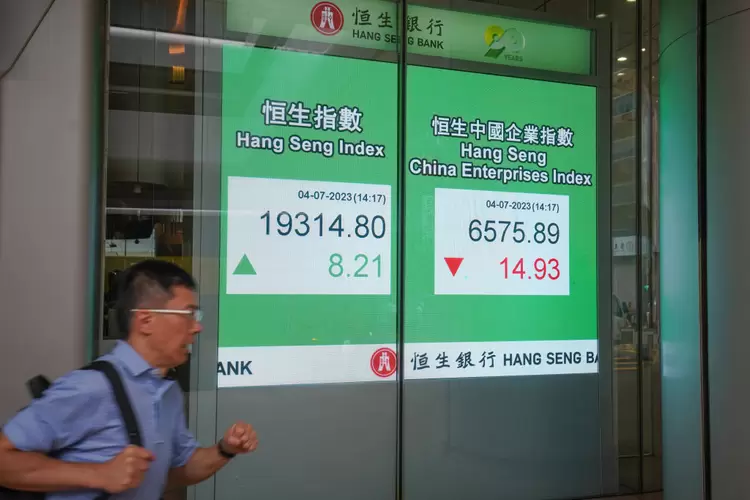Hong Kong: tela exibe cotação do Hang Seng, o principal índice da Bolsa de Hong Kong (Wai Lee/SOPA Images/LightRocket/Getty Images)