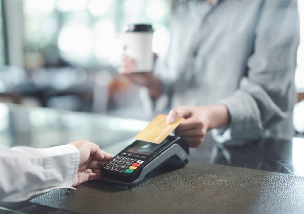 Bússola & Cia: Uso do cartão de crédito aumentou 43% no e-commerce