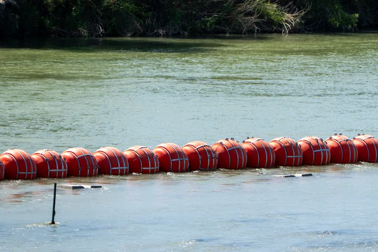 Boias no rio Grande, na fronteira entre EUA e México (Suzanne Cordeiro/Getty Images)